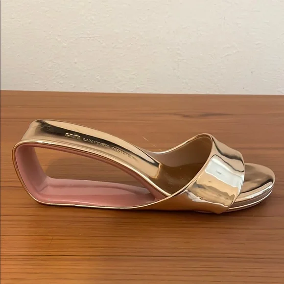 United Nude Gold Platform Sandals with Modern Design - Picture 7 of 9